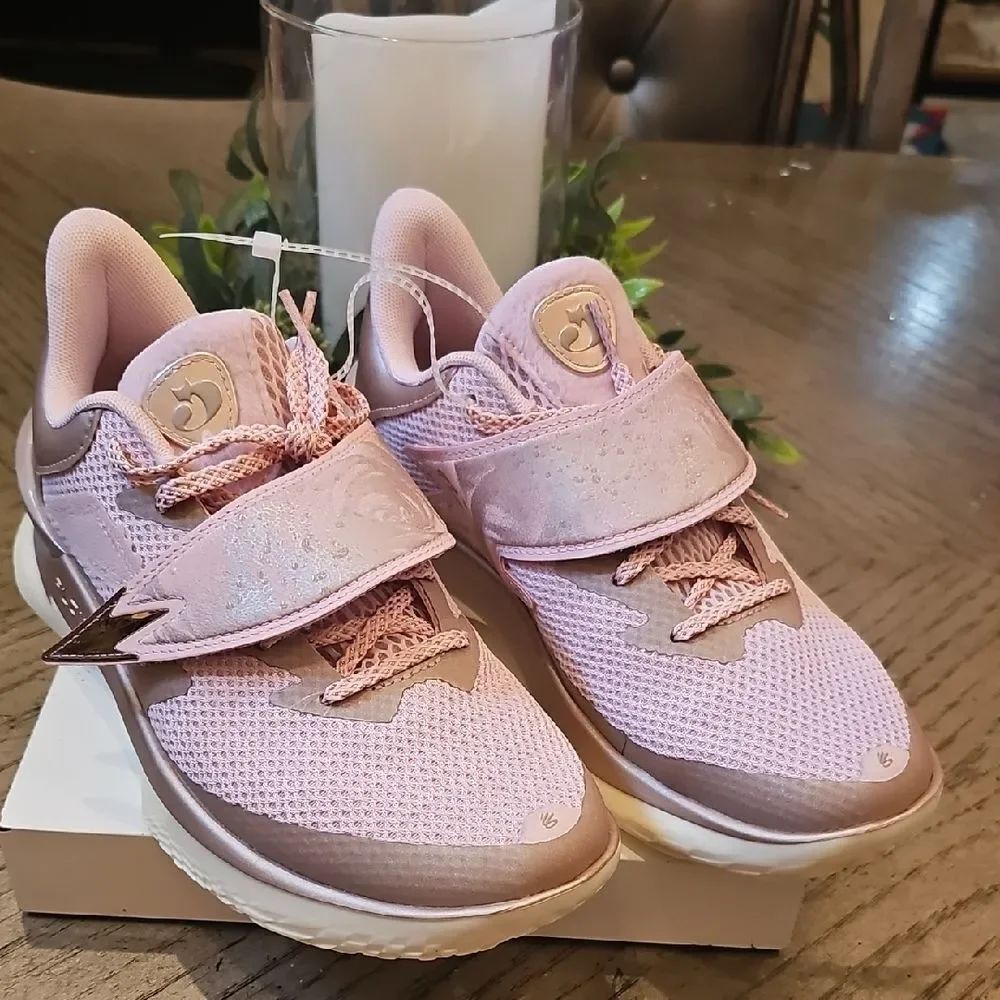 Under Armour Curry Fox Rose Sneakers Size 7 NWT